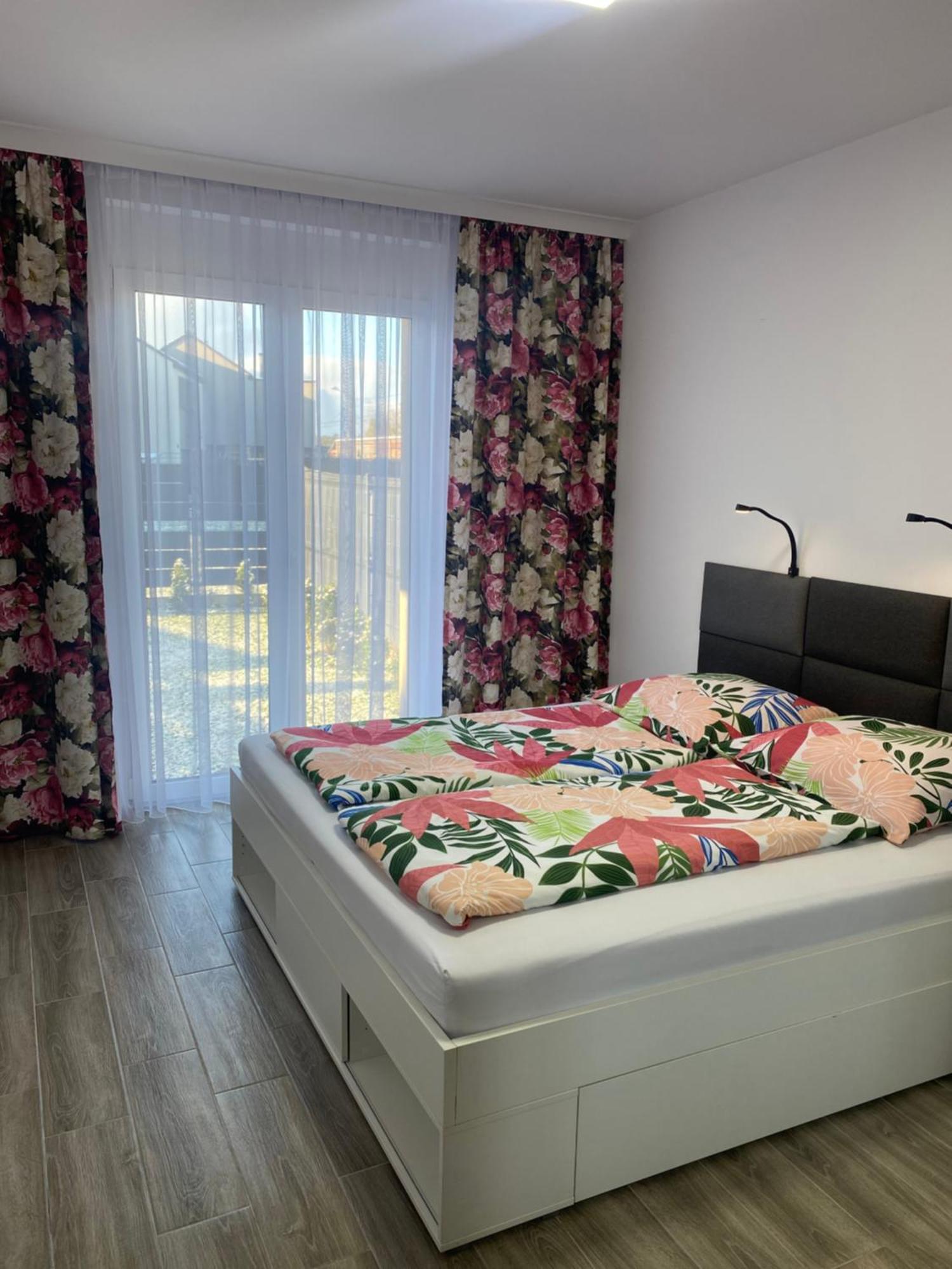 1 Tyskie Apartamenty Z Ogrodkiem Тичи Екстериор снимка